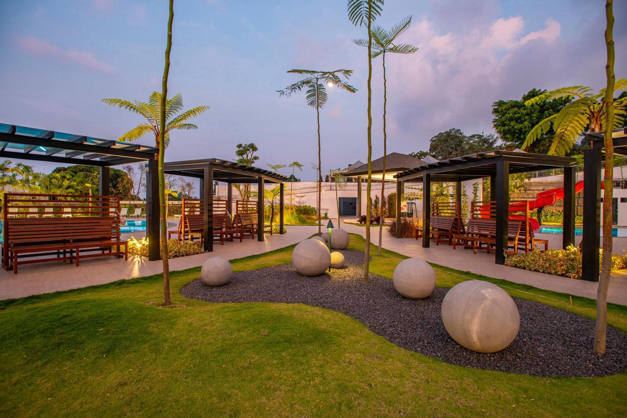 Surya Hotel & Cottages Prigen Buitenkant foto