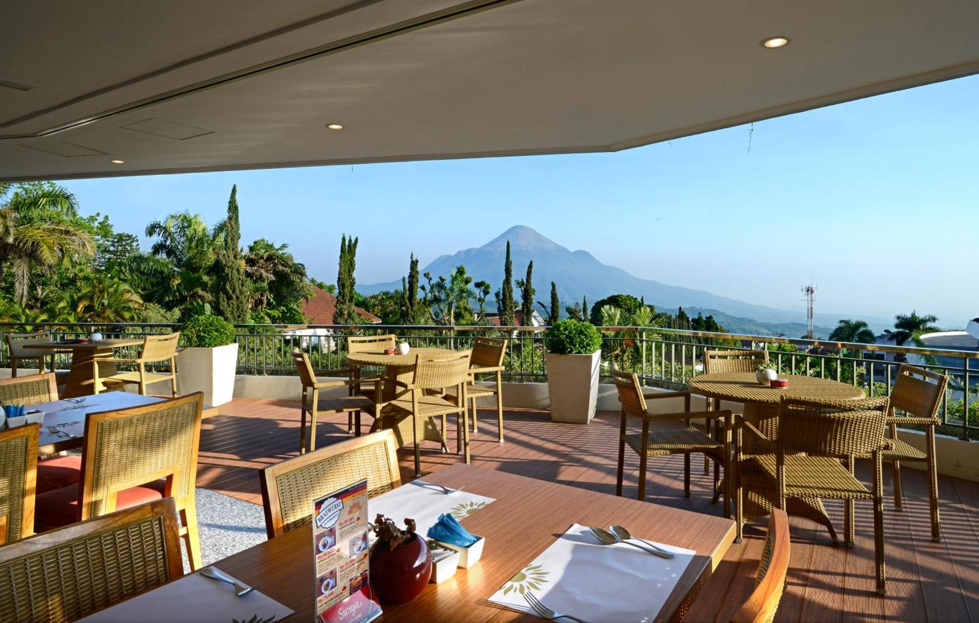 Surya Hotel & Cottages Prigen Buitenkant foto