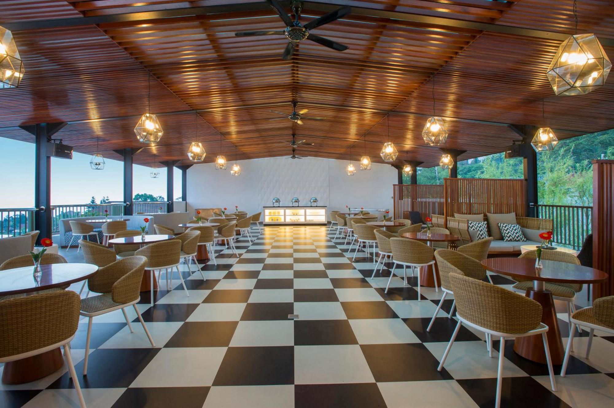 Surya Hotel & Cottages Prigen Buitenkant foto