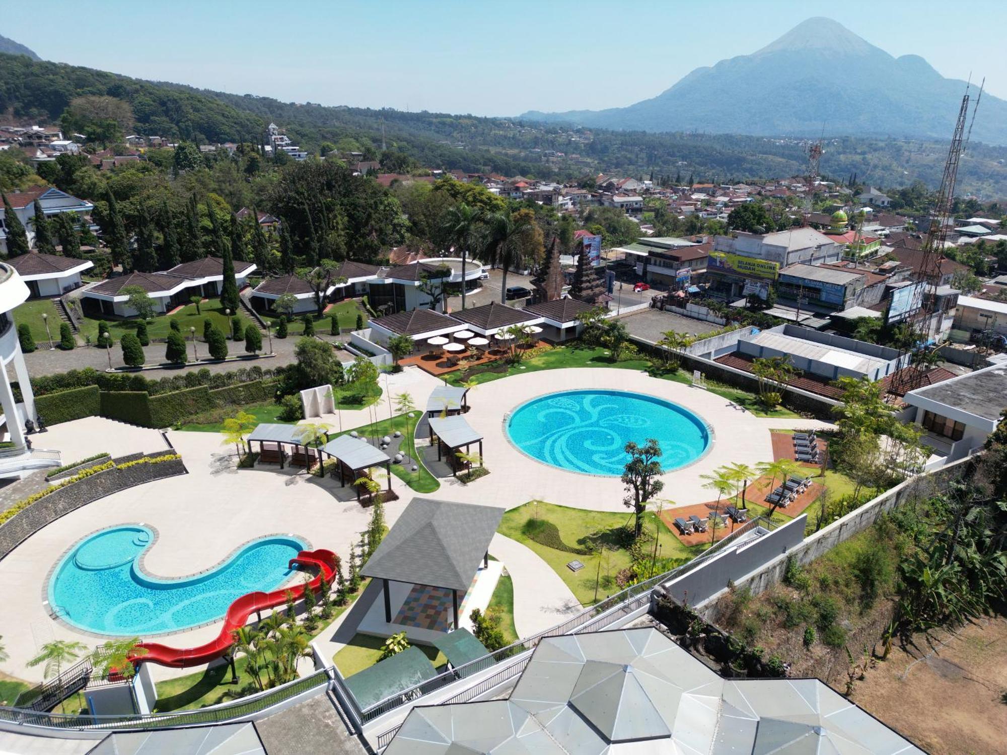 Surya Hotel & Cottages Prigen Buitenkant foto